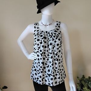 ELLE Black & White Floral Top w/Pink Dot Centers & Tie-Back Detail – Size Small